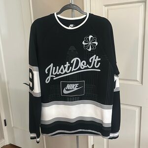 Nike Sweatshirt

US Men’s Size Small

NEVER WORN